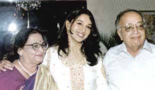 Мадхури с родителями